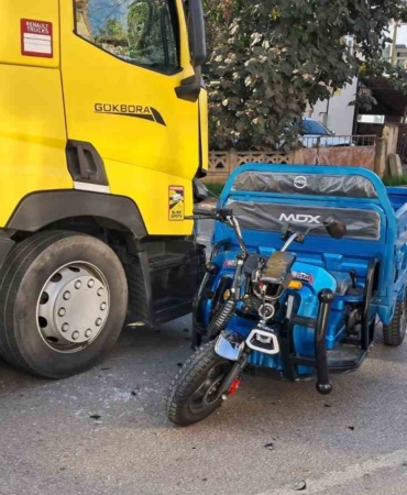 İznik’te elektrikli bisiklet ile tır çarpıştı: 1 yaralı