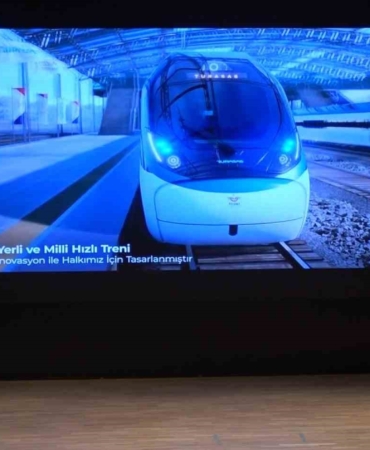 Bakan Yardımcısı Boyraz, gençlere milli hızlı treni böyle tanıttı