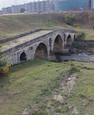 E-5’in yanında çukura terk edildi: 470 yıllık Haramidere Köprüsü içler acısı halde