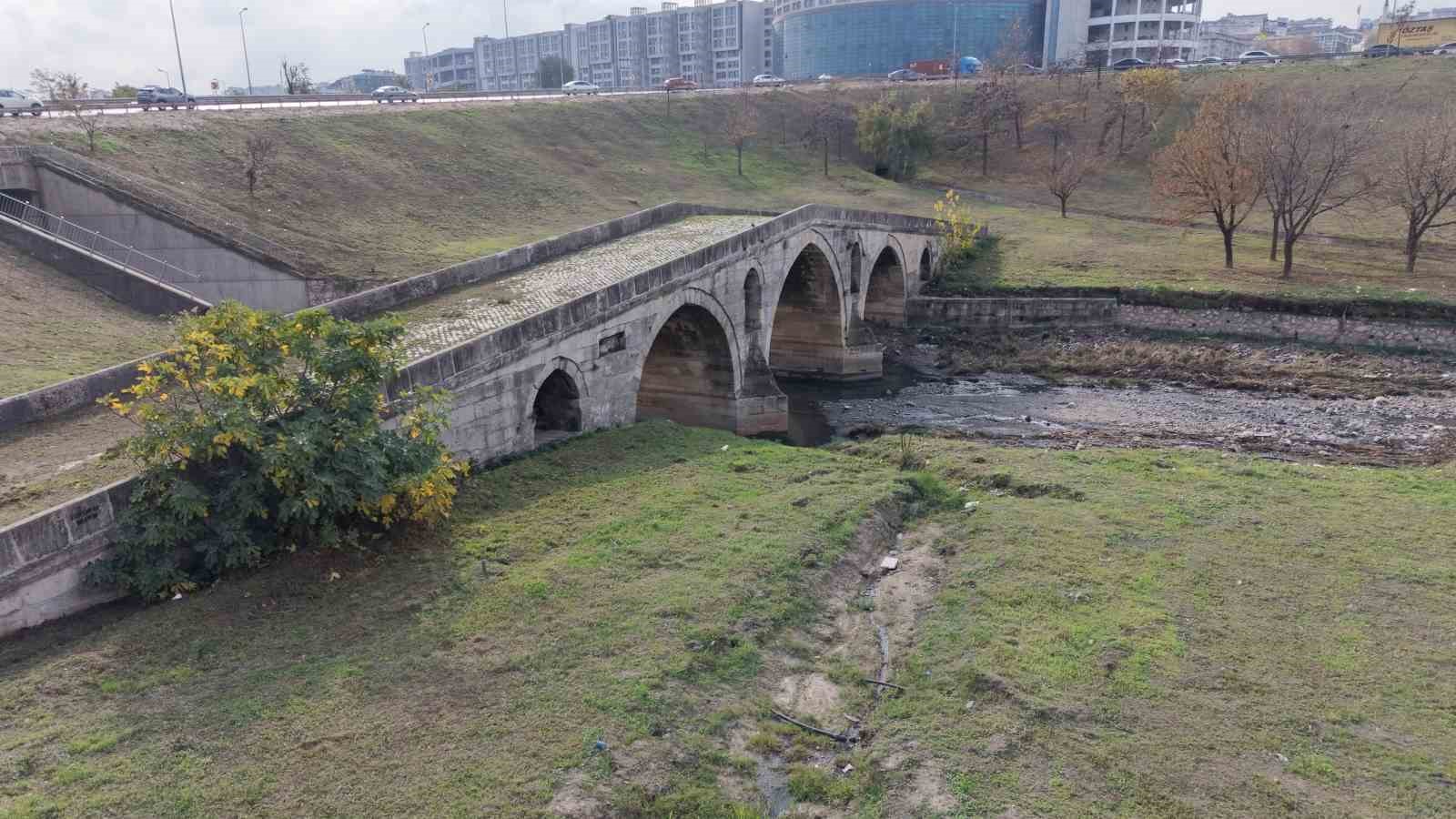 E-5’in yanında çukura terk edildi: 470 yıllık Haramidere Köprüsü içler acısı halde