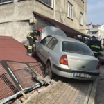 Park halindeki araca çarpan otomobil evin çatısına çıktı