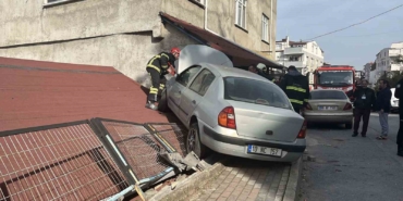 Park halindeki araca çarpan otomobil evin çatısına çıktı