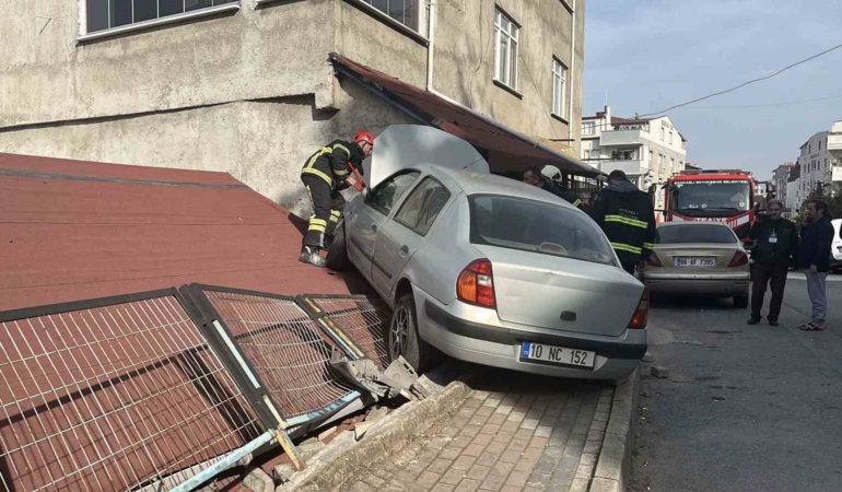 Park halindeki araca çarpan otomobil evin çatısına çıktı