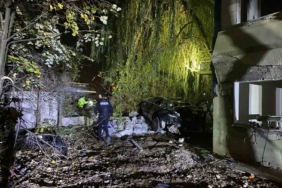 Köprü üstünde çarpışan otomobiller bahçeye uçtu: 1 ölü, 4 yaralı