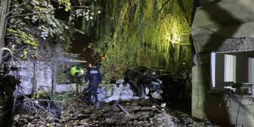 Köprü üstünde çarpışan otomobiller bahçeye uçtu: 1 ölü, 4 yaralı