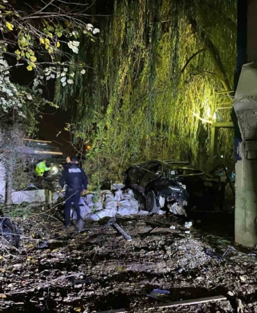 Köprü üstünde çarpışan otomobiller bahçeye uçtu: 1 ölü, 4 yaralı