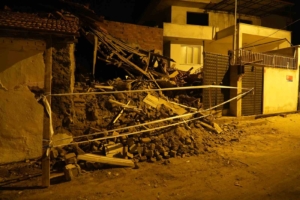 Balıkesir’de metruk bina çöktü