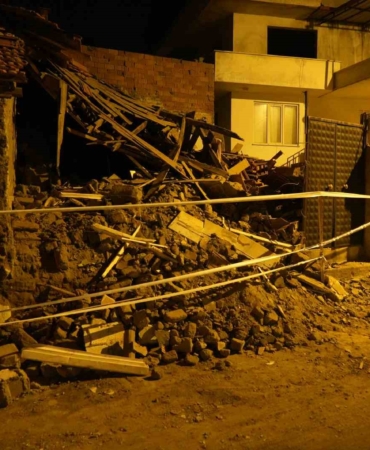 Balıkesir’de metruk bina çöktü