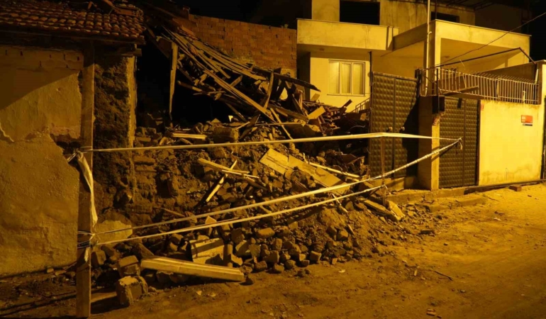 Balıkesir’de metruk bina çöktü