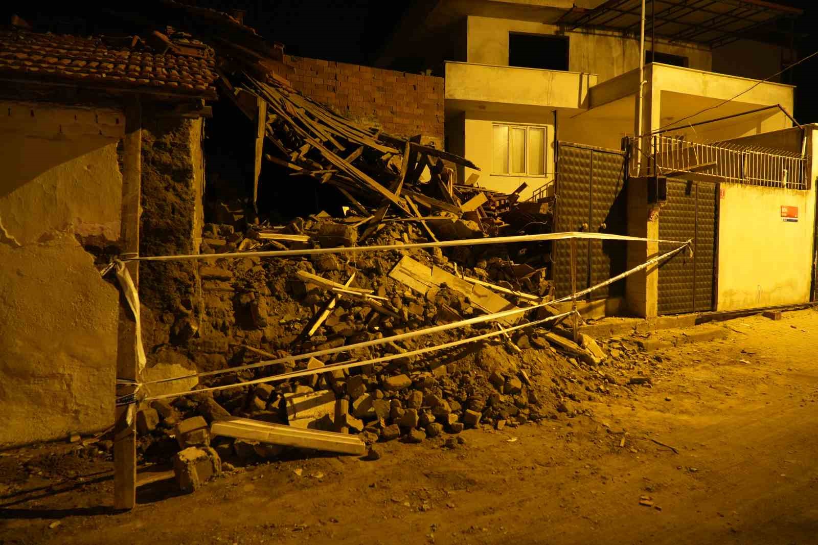 Balıkesir’de metruk bina çöktü