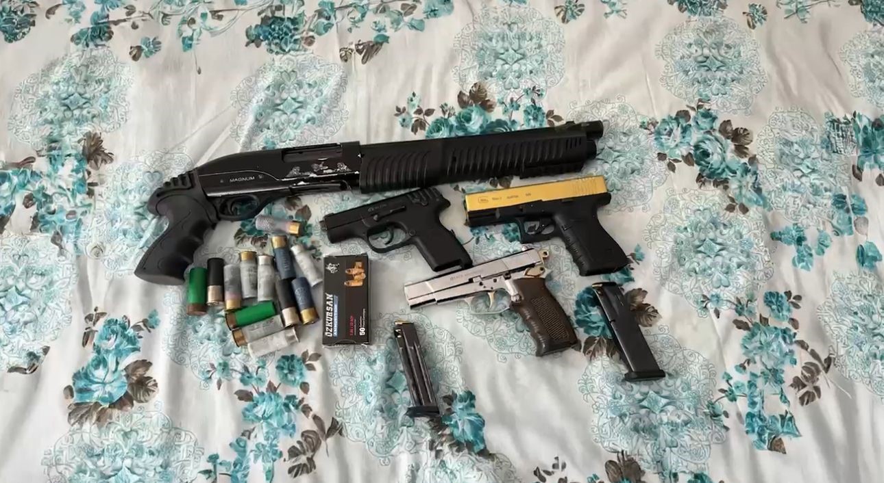 Edirne’de evden ruhsatsız tabancalar ve mühimmat çıktı