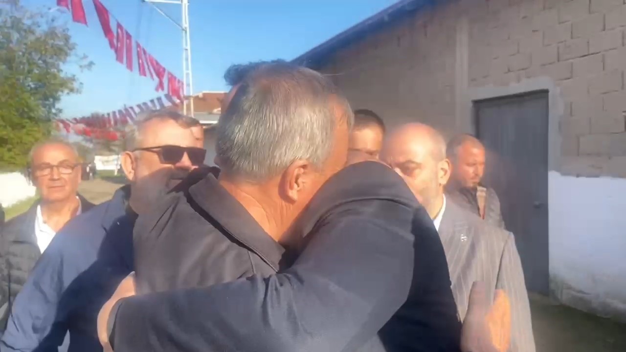 Şehit babası MHP’li başkana sarılıp "Beni Devlet Bahçeli’ye götürün" dedi