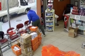 Hava almak için dışarı çıkan eczacının üzerine atladı: "Çıplak sandım"