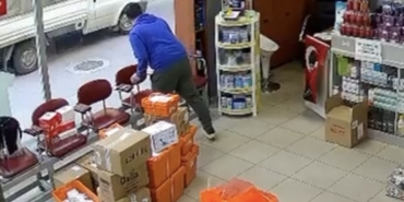 Hava almak için dışarı çıkan eczacının üzerine atladı: "Çıplak sandım"
