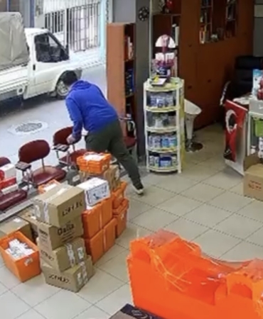 Hava almak için dışarı çıkan eczacının üzerine atladı: "Çıplak sandım"