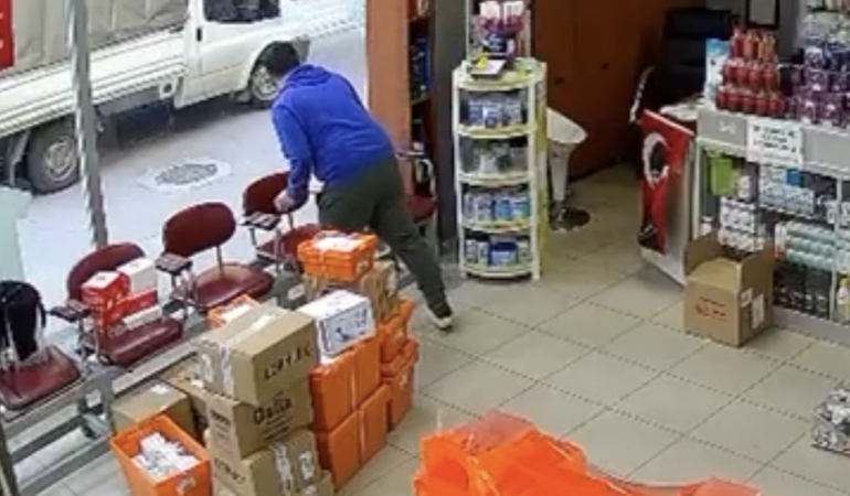 Hava almak için dışarı çıkan eczacının üzerine atladı: "Çıplak sandım"