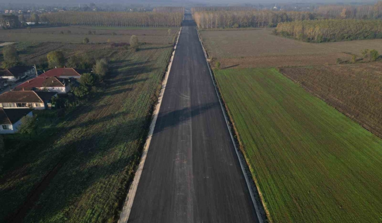 Akyazı’nın ilçe girişinin yeni bağlantı yolunda çalışmalar sürüyor