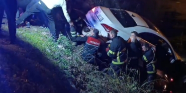 Şarampole uçan otomobilden çıkmak istemedi, ekiplere zor anlar yaşattı