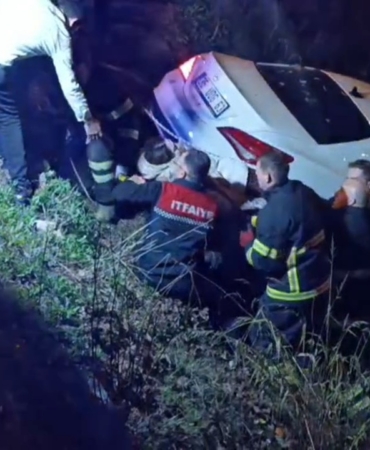 Şarampole uçan otomobilden çıkmak istemedi, ekiplere zor anlar yaşattı