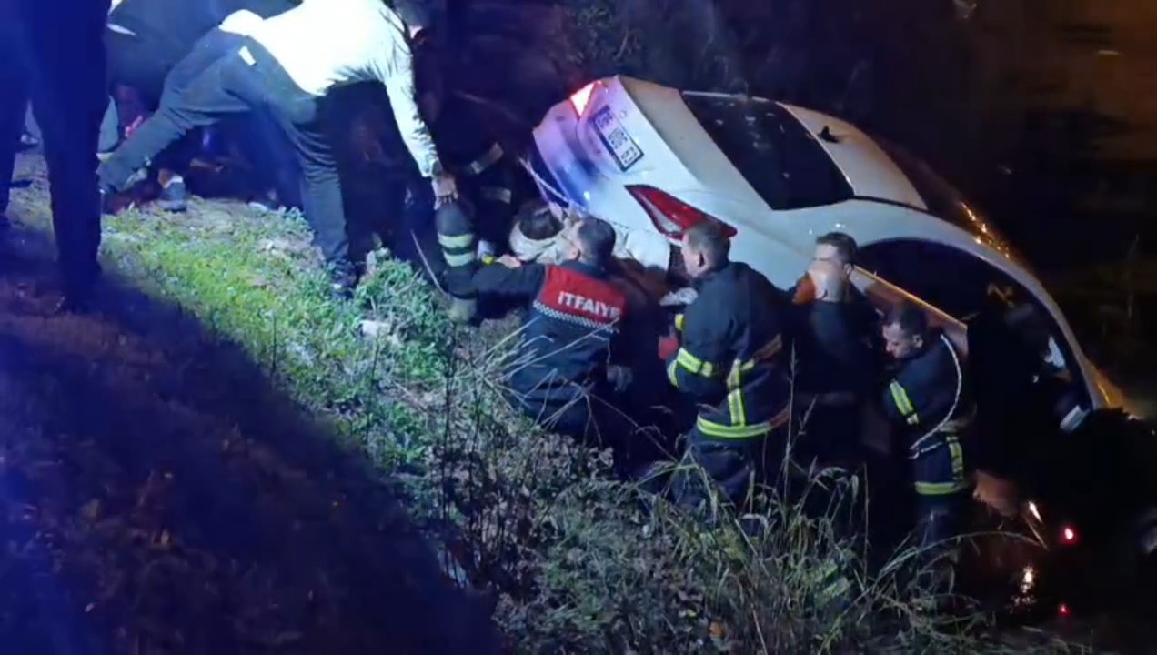 Şarampole uçan otomobilden çıkmak istemedi, ekiplere zor anlar yaşattı