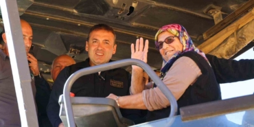 Köyünün ilk asfaltını Sebahat teyze attı