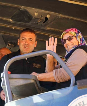 Köyünün ilk asfaltını Sebahat teyze attı