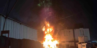 Başakşehir’de sobadan sıçrayan kıvılcımlar iki iş yerini yaktı