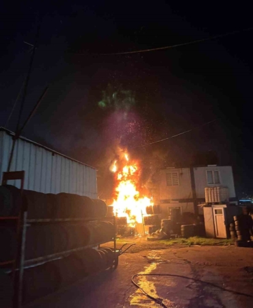 Başakşehir’de sobadan sıçrayan kıvılcımlar iki iş yerini yaktı