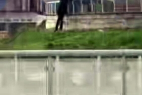 Parkta hayrete düşüren görüntü: Korkulukları tek tek söktü