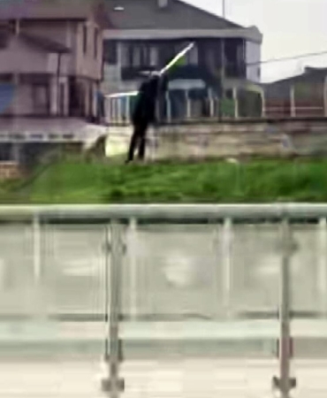 Parkta hayrete düşüren görüntü: Korkulukları tek tek söktü