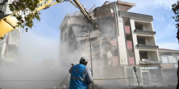 Sındırgı’da yıkım çalışmaları sürüyor