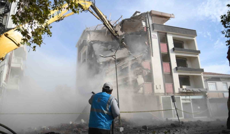 Sındırgı’da yıkım çalışmaları sürüyor