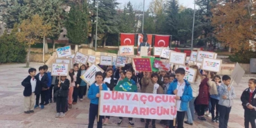 Çocuklar hazırladıkları pankartlarla günlerini kutladı