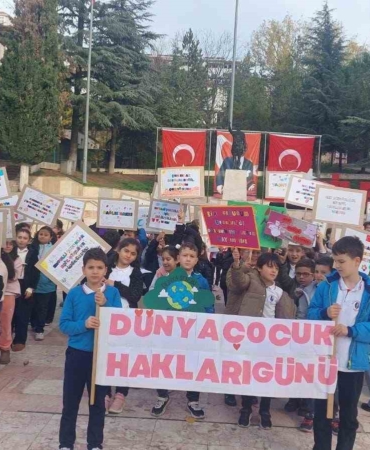 Çocuklar hazırladıkları pankartlarla günlerini kutladı