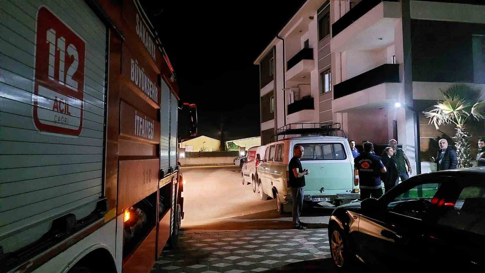 Sakarya’da 4 yaşındaki çocuk evde kilitli kaldı, itfaiye balkondan girdi