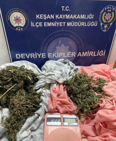 Çarşafa sarılmış uyuşturucu ve hassas terazi ele geçirildi