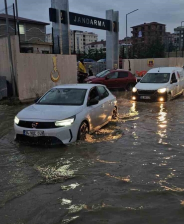 Çerkezköy’de sağanak yağış hayatı felç etti