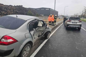 Yağışlı yolda kayan otomobil karşı şeride geçerek kaza yaptı: 1 yaralı