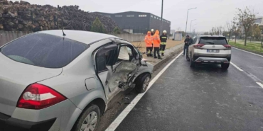 Yağışlı yolda kayan otomobil karşı şeride geçerek kaza yaptı: 1 yaralı