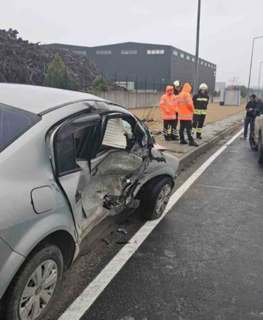 Yağışlı yolda kayan otomobil karşı şeride geçerek kaza yaptı: 1 yaralı