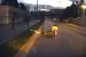 Başakşehir’de çukur nedeniyle kontrolü kaybeden motosikletli yola savruldu