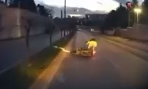 Başakşehir’de çukur nedeniyle kontrolü kaybeden motosikletli yola savruldu