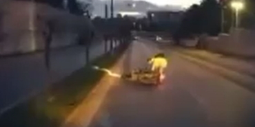 Başakşehir’de çukur nedeniyle kontrolü kaybeden motosikletli yola savruldu