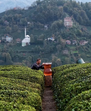 Rize’de dev çay bardağıyla yapılan çekim olay oldu: İzleyenler yapay zeka sandı