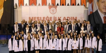 BŞEÜ Diş Hekimliği Fakültesi’nin yeni öğrencileri törenle beyaz önlüklerini giydi