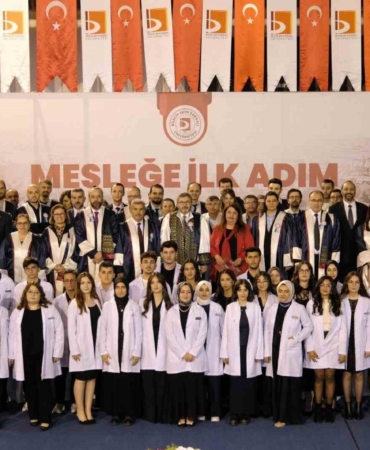 BŞEÜ Diş Hekimliği Fakültesi’nin yeni öğrencileri törenle beyaz önlüklerini giydi