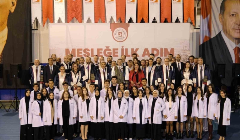 BŞEÜ Diş Hekimliği Fakültesi’nin yeni öğrencileri törenle beyaz önlüklerini giydi