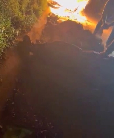 Otomobille çarpışan motosiklet alev topuna döndü: 1’i ağır 2 yaralı