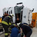 Kum yüklü tır devrildi: Sıkışan sürücü itfaiye tarafından kurtarıldı