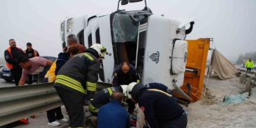 Kum yüklü tır devrildi: Sıkışan sürücü itfaiye tarafından kurtarıldı